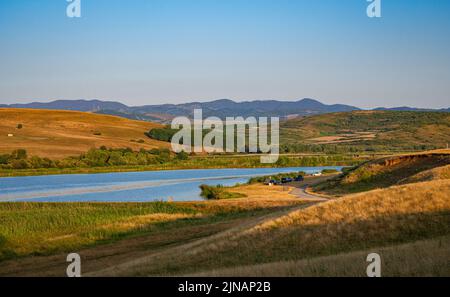 Panoramablick auf einen Fischersee in den Ausläufern des Apuseni-Gebirges (westliche Karpaten) zwischen den Städten Turda und Cluj Napoca, Rumänien Stockfoto