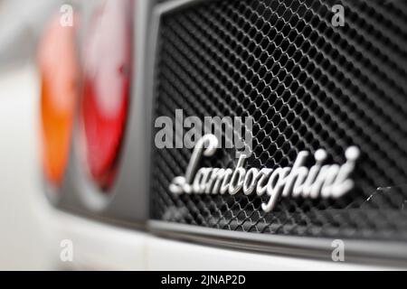 Super Nahaufnahme eines Vintage Lamborghini-Logos auf einem Heckgrill mit Baclights Stockfoto