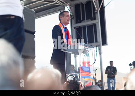 Der Bürgermeister von Los Angeles, Eric Garcetti, spricht mit der armenischen Flagge um den Hals für den Tag des Gedenkens an den Völkermord an den Armeniern Stockfoto