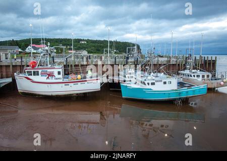 Am Mittwoch, den 6. Juli 2022, sitzen im Hafen von Alma, New Brunswick, Hummer-Fischerboote auf dem Meeresboden. Stockfoto