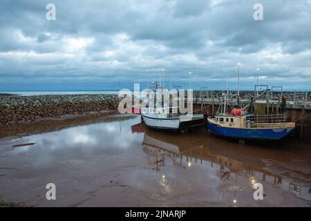 Am Mittwoch, den 6. Juli 2022, sitzen im Hafen von Alma, New Brunswick, Hummer-Fischerboote auf dem Meeresboden. Stockfoto