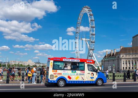 Eiswagen an der Westminster Bridge Road, mit London Eye und Touristen. Heißer Sommertag während der Hitzewelle. Tourismusindustrie. Superweiches Eis Stockfoto