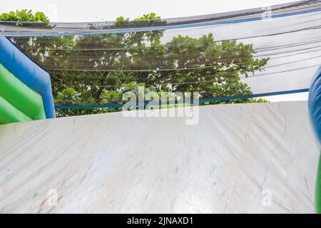 Aufblasbare Spielzeuge für Spaß in der grünen und blauen Farbe in Rio de Janeiro-Brasilien Stockfoto