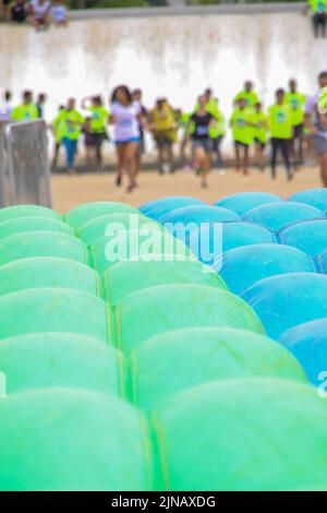 Aufblasbare Spielzeuge für Spaß in der grünen und blauen Farbe in Rio de Janeiro-Brasilien Stockfoto