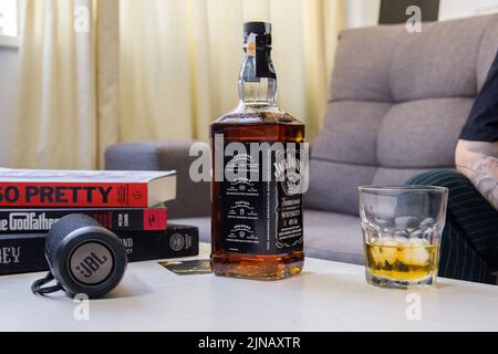 Die Stadt in Rio de Janeiro, Brasilien - 4. Dezember 2018: Flasche Jack Daniels Whiskey, Glas mit Whiskey und eine JBL Soundbox Stockfoto