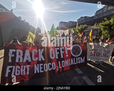 Hamburg, Deutschland. 10. August 2022. Klimaaktivisten demonstrieren in Hamburg. Quelle: Steven Hutchings/dpa-Zentralbild/dpa/Alamy Live News Stockfoto