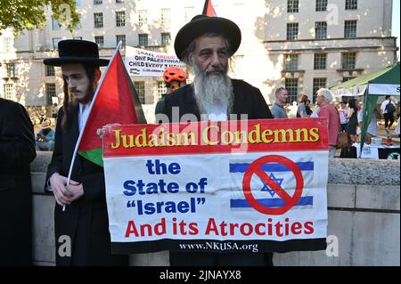 Downing Street, London, Großbritannien. 10.. August 2022. Beendet die Apartheid, beendet die Besatzung und stoppt die Bewaffnung Israels! - Protest der letzten 3 Tage Israel hat mindestens 44 Palästinenser, darunter 15 Kinder, in Gaza, London, Großbritannien getötet. Quelle: Siehe Li/Picture Capital/Alamy Live News Stockfoto