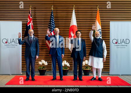 Tokio, Japan. 24. Mai 2022. Die Führer von Quad stehen von links, der australische Premierminister Anthony Albanese, der US-Präsident Joe Biden, der japanische Premierminister Fumio Kishida und der indische Premierminister Narendra Modi, in der Eingangshalle des Premierministers-Büros am 24. Mai 2022 in Tokio, Japan, zusammen. Kredit: Cameron Smith/U.S. State Department/Alamy Live News Stockfoto