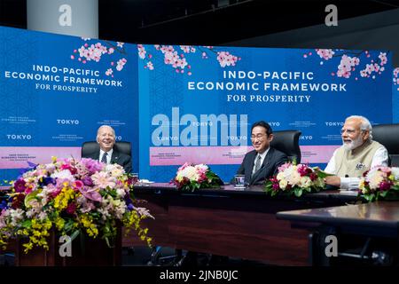 Tokio, Japan. 23. Mai 2022. Der US-Präsident Joe Biden, zusammen mit dem japanischen Premierminister Fumio Kishida (Mitte) und dem indischen Premierminister Narendra Modi (rechts), hält bei einer Eröffnungsveranstaltung des indo-pazifischen Wirtschaftsrahmens für Wohlstand in der Izumi Garden Gallery am 23. Mai 2022 in Tokio, Japan, eine Rede. Bild: Adam Schultz/USA State Department/Alamy Live News Stockfoto