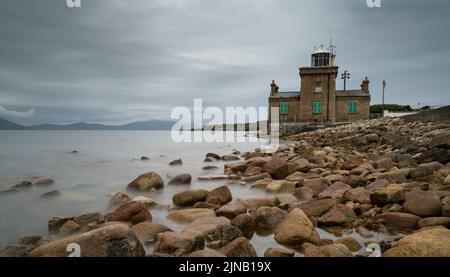 Eine Langzeitansicht des historischen Blacksod Lighthouse aus dem 19.. Jahrhundert auf der Mullet Peninsula in der Grafschaft Mayo in Irland Stockfoto