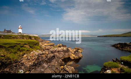 Blick auf den historischen Leuchtturm von Broadhaven auf der Mullet Peninsula in der Grafschaft Mayo in Irland Stockfoto