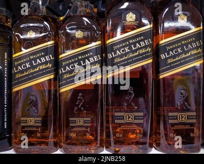 2019: Der 12 Jahre alte Blended Scotch Whisky Johnie Walker (R) Black Label, Flaschen zum Verkauf Stockfoto