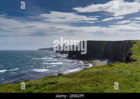 Ein Blick auf die Duncansby Sea Stacks und die wilde und zerklüftete Küste von Caithness in den schottischen Highlands Stockfoto