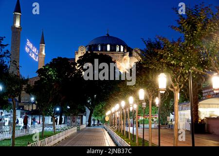 Istanbul, Türkei: Hagia Sophia im Abendlicht. Erbaut vom östlichen römischen Kaiser Justinian I. als christliche Kathedrale von Konstantinopel Stockfoto