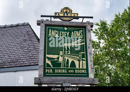 Menai Bridge, Großbritannien, 8. Juli 2022: Das Schild für das Anglesey Arms Pub und Restaurant auf der Insel Anglesey in Wales Stockfoto