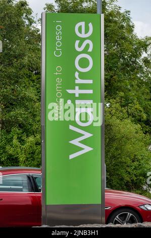 Menai Bridge, UK - 8. Juli 2022: Das Schild für Waitrose an der Menai Bridge auf der Insel Anglesey. Stockfoto