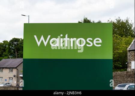 Menai, Großbritannien - 8. Juli 2022: Das Zeichen für Waitrose an der Waitrose in Menai auf der Insel Anglesey. Stockfoto