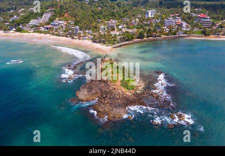 Mirissa sandigen Parrot Rock Insel Wahrzeichen Luftbild mit einer schönen Bucht in Matara District auf Sri Lanka. Exotische asiatische Länder und rund um die WOR Stockfoto