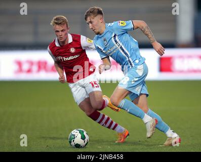 Tommy Conway von Bristol City (links) und Josh Eccles von Coventry City kämpfen während des Carabao Cup, dem ersten Spiel der Runde im Pirelli Stadium, Burton Upon Trent, um den Ball. Bilddatum: Mittwoch, 10. August 2022. Stockfoto