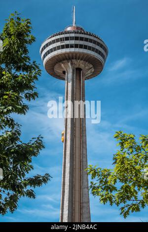 Niagara Falls, Ontario, Kanada - 29. August 2019: Wunderschöne Aussicht auf den skylon-Turm bei den Niagara-Fällen mit blauem Himmel und grünen Bäumen. Stockfoto