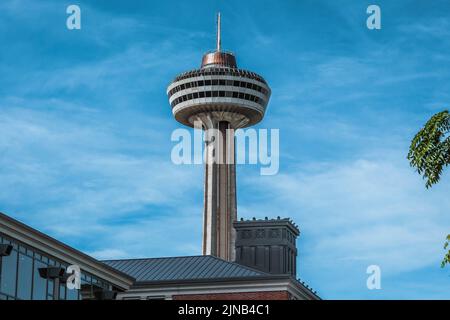 Niagara Falls, Ontario, Kanada - 29. August 2019: Wunderschöne Aussicht auf den skylon-Turm bei den Niagara-Fällen mit blauem Himmel und grünen Bäumen. Stockfoto