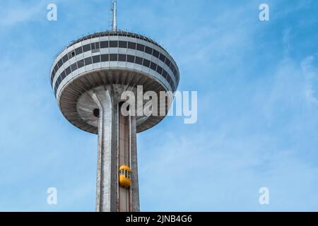 Niagara Falls, Ontario, Kanada - 29. August 2019: Wunderschöne Aussicht auf den skylon-Turm bei den Niagara-Fällen mit blauem Himmel und grünen Bäumen. Stockfoto