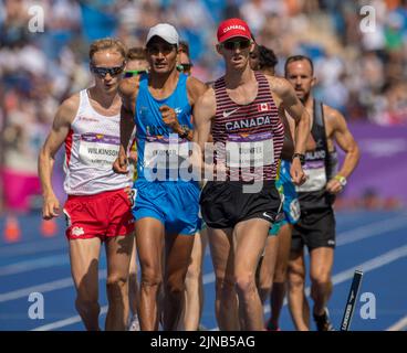 Callum Wilkinson aus England, Sandeep Kumar aus Indien und Evan Dunfee aus Kanada, die bei den Commonwealth Games bei Den Herren beim Walk 10.000m-Finale gegeneinander antreten Stockfoto