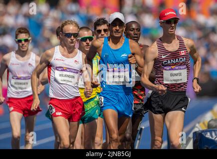 Callum Wilkinson aus England, Sandeep Kumar aus Indien und Evan Dunfee aus Kanada, die bei den Commonwealth Games bei Den Herren beim Walk 10.000m-Finale gegeneinander antreten Stockfoto