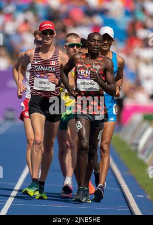 Samuel Kireri Gathimba aus Kenia und Evan Dunfee aus Kanada, die im Finale des Men’s Walk 10.000m bei den Commonwealth Games im Alexander Stadium, Bi, gegeneinander antreten Stockfoto