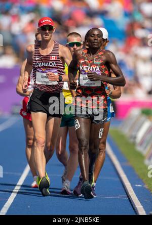 Samuel Kireri Gathimba aus Kenia und Evan Dunfee aus Kanada, die im Finale des Men’s Walk 10.000m bei den Commonwealth Games im Alexander Stadium, Bi, gegeneinander antreten Stockfoto