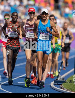 Sandeep Kumar aus Indien und Evan Dunfee aus Kanada, die beim Finale des Men’s Walk 10.000m bei den Commonwealth Games im Alexander Stadium, Birmingham, Stockfoto