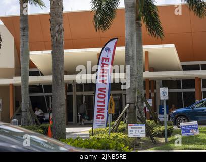 Delray Beach, Usa. 10. August 2022. Am Mittwoch, den 10. August 2022, wird in der Hagen Ranch Library in Delray Beach, Florida, ein Early Voting Center eingerichtet. Die vorgezogene Abstimmung für die Primärwahlen vom 23. August 2022 begann am Montag, dem 8. August 2022, in den Grafschaften Miami und Palm Beach. Foto von Gary i Rothstein/UPI Credit: UPI/Alamy Live News Stockfoto