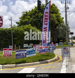 Delray Beach, Usa. 10. August 2022. Am Mittwoch, den 10. August 2022, werden am Eingang des Wahlzentrums in der Hagen Ranch Library in Delray Beach, Florida, Vorzeichen für Wahlkampagnen gesetzt. Die vorgezogene Abstimmung für die Primärwahlen vom 23. August 2022 begann am Montag, dem 8. August 2022, in den Grafschaften Miami und Palm Beach. Foto von Gary i Rothstein/UPI Credit: UPI/Alamy Live News Stockfoto