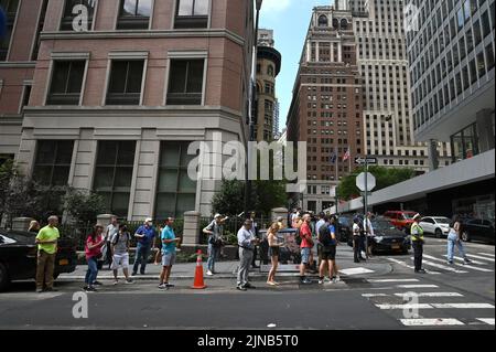 Mitglieder der Presse und Zuschauer stehen gegenüber dem Büro der New Yorker Generalanwältin Letitia James in der Liberty Street, als sich der ehemalige US-Präsident Trump zu seiner geplanten Absetzung traf, New York, NY, 10. August 2022. Trump, der wegen möglicherweise irreführender Bewertungen von Vermögenswerten in seinen Abschlüssen untersucht wird, um Kredite, Versicherungen und Steuervorteile zu erhalten, rief den Fünften Änderungsantrag auf. Ohne Bezug dazu hat das FBI am Montag einen Durchsuchungsbefehl in der Residenz Trump Mar-a-Lago in Florida wegen des Umgangs mit geheimen Dokumenten ausgeführt. (Foto von Anthony Behar/Sipa USA) Stockfoto