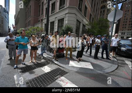 Mitglieder der Presse und Zuschauer stehen gegenüber dem Büro der New Yorker Generalanwältin Letitia James in der Liberty Street, als sich der ehemalige US-Präsident Trump zu seiner geplanten Absetzung traf, New York, NY, 10. August 2022. Trump, der wegen möglicherweise irreführender Bewertungen von Vermögenswerten in seinen Abschlüssen untersucht wird, um Kredite, Versicherungen und Steuervorteile zu erhalten, rief den Fünften Änderungsantrag auf. Ohne Bezug dazu hat das FBI am Montag einen Durchsuchungsbefehl in der Residenz Trump Mar-a-Lago in Florida wegen des Umgangs mit geheimen Dokumenten ausgeführt. (Foto von Anthony Behar/Sipa USA) Stockfoto