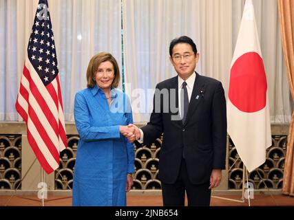 Tokio, Japan. 05. August 2022. Der japanische Premierminister Fumio Kishida, rechts, begrüßt die US-Sprecherin des Repräsentantenhauses, Nancy Pelosi, vor einem Frühstückstreffen in der Residenz des Premierministers von Kantei am 5. August 2022 in Tokio, Japan. Quelle: Premierminister Japan/Büro Des Japanischen Premierministers/Alamy Live News Stockfoto