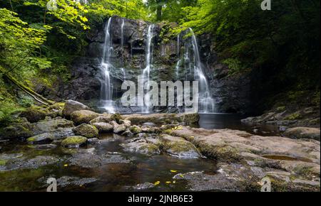 Blick auf den ESS-Na-Crub Wasserfall im Glenariff Naturreservat Stockfoto