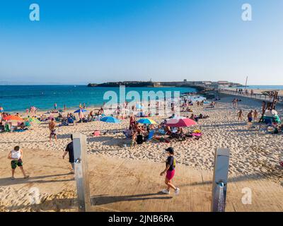 Strand In Tarifa, Andalusien, Spanien, Europa. Im Hintergrund Die Insel Tarifa, Der Südlichste Punkt Europas Stockfoto