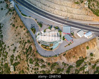 Luftpanorama über die Autobahn Moreas auf dem Artemisio-Berg. A7 beginnt westlich des Isthmus von Korinth, abzweigt von der griechischen Nationalstraße 8 Stockfoto