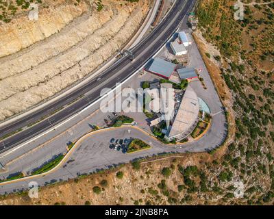 Luftpanorama über die Autobahn Moreas auf dem Artemisio-Berg. A7 beginnt westlich des Isthmus von Korinth, abzweigt von der griechischen Nationalstraße 8 Stockfoto