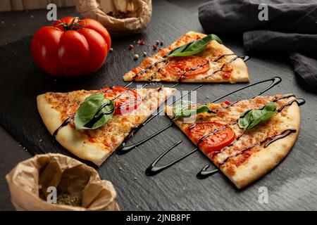 Super leckere Pizza auf dem Tisch Stockfoto