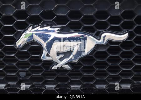 Nahaufnahme des Logos auf dem Kühlergrill eines Ford Mustang Stockfoto