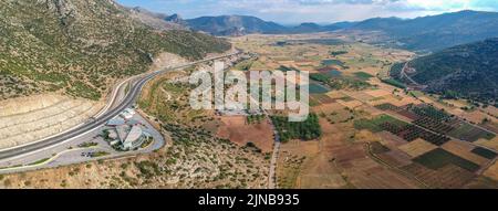 Luftpanorama über die Autobahn Moreas auf dem Artemisio-Berg. A7 beginnt westlich des Isthmus von Korinth, abzweigt von der griechischen Nationalstraße 8 Stockfoto