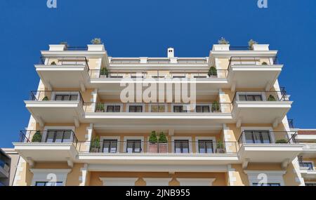 Luxuriöses Apartmentgebäude mit Balkonen Stockfoto