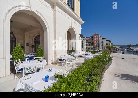 Gemütliches Restaurant im Freien ohne Menschen in Montenegro Stockfoto