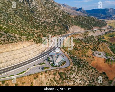 Luftpanorama über die Autobahn Moreas auf dem Artemisio-Berg. A7 beginnt westlich des Isthmus von Korinth, abzweigt von der griechischen Nationalstraße 8 Stockfoto