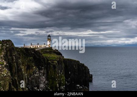 Blick auf den Neist Point Leuchtturm auf den grünen Klippen der Isle of Skye Stockfoto