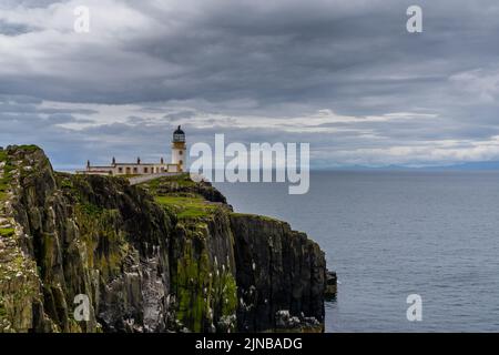 Blick auf den Neist Point Leuchtturm auf den grünen Klippen der Isle of Skye Stockfoto