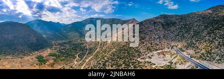 Luftpanorama über die Autobahn Moreas auf dem Artemisio-Berg. A7 beginnt westlich des Isthmus von Korinth, abzweigt von der griechischen Nationalstraße 8 Stockfoto