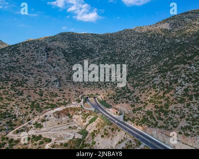 Luftpanorama über die Autobahn Moreas auf dem Artemisio-Berg. A7 beginnt westlich des Isthmus von Korinth, abzweigt von der griechischen Nationalstraße 8 Stockfoto